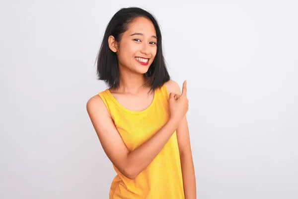 Mladá Číňanka Sobě Žluté Ležérní Tričko Stojí Nad Izolovaným Bílým — Stock fotografie