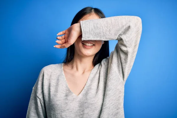 Junge Schöne Asiatische Frau Lässigem Pullover Der Über Blauem Isoliertem — Stockfoto