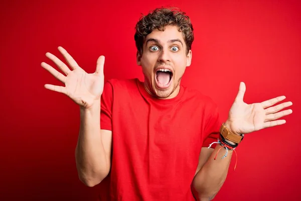 Jovem Loiro Bonito Homem Com Cabelo Encaracolado Vestindo Shirt Casual — Fotografia de Stock