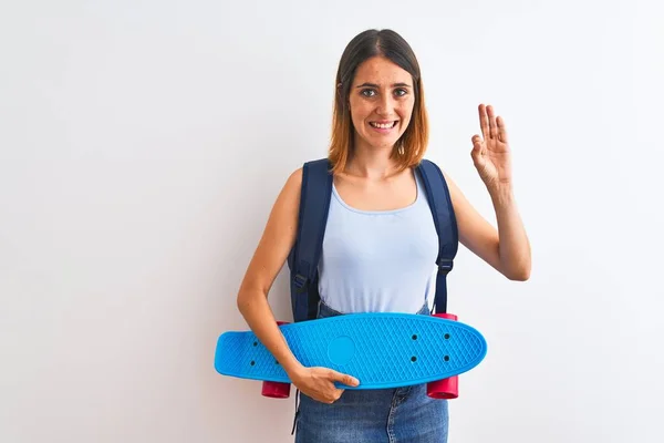 Krásná Zrzka Studentka Batohu Skateboard Dělá Pořádku Znamení Prsty Vynikající — Stock fotografie