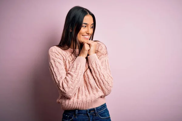 Jong Mooi Brunette Vrouw Dragen Casual Trui Geïsoleerde Roze Achtergrond — Stockfoto