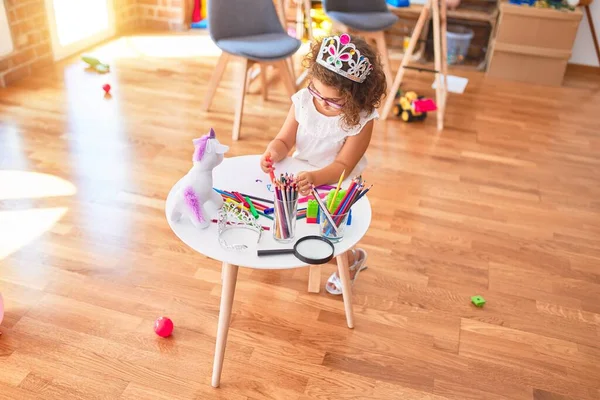 Hermoso Niño Usando Gafas Corona Princesa Sentado Dibujo Usando Papel — Foto de Stock