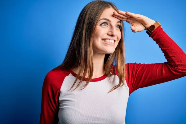 Jonge Mooie Roodharige Vrouw Draagt Casual Shirt Geïsoleerde Blauwe Achtergrond — Stockfoto