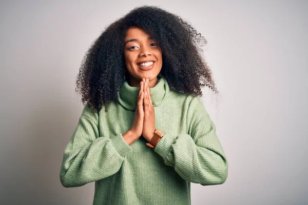 Jong Mooi Afrikaans Amerikaans Vrouw Met Afro Haar Dragen Groen — Stockfoto