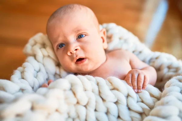 Adorable Bébé Couché Par Terre Sur Une Couverture Maison Nouveau — Photo