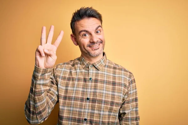 Junger Gutaussehender Mann Lässigem Hemd Steht Vor Isoliertem Gelben Hintergrund — Stockfoto