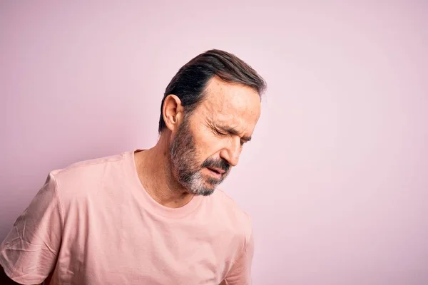 Hombre Alzado Mediana Edad Que Usa Una Camiseta Casual Pie —  Fotos de Stock