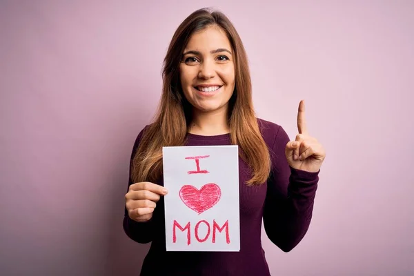 Jovem Mulher Bonita Segurando Papel Com Amor Mãe Mensagem Celebrando — Fotografia de Stock