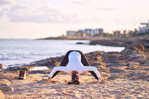 Young Beautiful Sportwoman Practicing Yoga Coach Stretching Beach — Stock Photo, Image