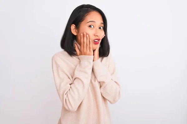 穿着高领毛衣站在孤立的白色背景上的年轻中国女人害怕 双手托着脸 — 图库照片