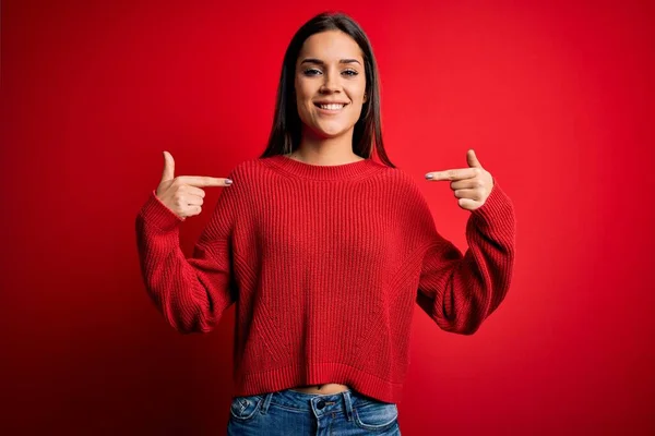 Schöne Junge Brünette Frau Lässigem Pullover Steht Über Rotem Isoliertem — Stockfoto