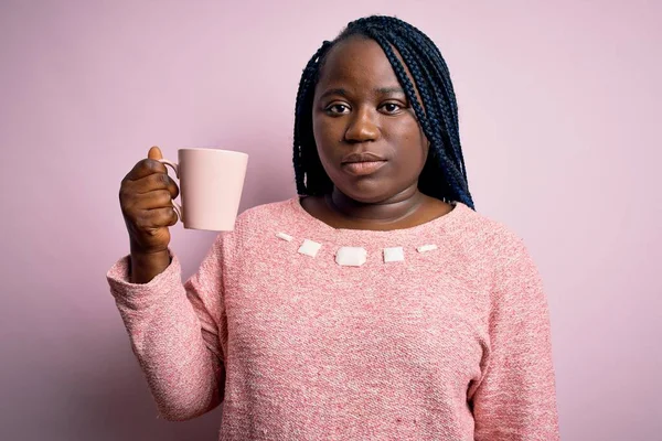 Africký Američan Velikost Žena Copánky Pití Hrnek Kávy Přes Růžové — Stock fotografie