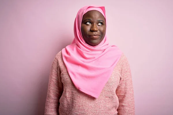 Jeune Afro Américaine Taille Femme Portant Hijab Musulman Sur Fond — Photo