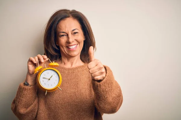 Middelbare Leeftijd Brunette Vrouw Houden Clasic Wekker Geïsoleerde Achtergrond Goed — Stockfoto