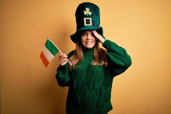Красивая Женщина Зеленой Шляпе Держа Ирландский Флаг День Святого Патрика — стоковое фото