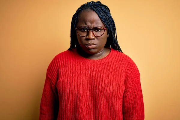 Африканский Американец Плюс Женщина Косичками Случайном Свитере Жёлтом Фоне Скептик — стоковое фото