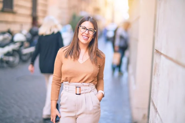 Joven Hermosa Mujer Sonriendo Feliz Confiado Pie Con Sonrisa Cara — Foto de Stock