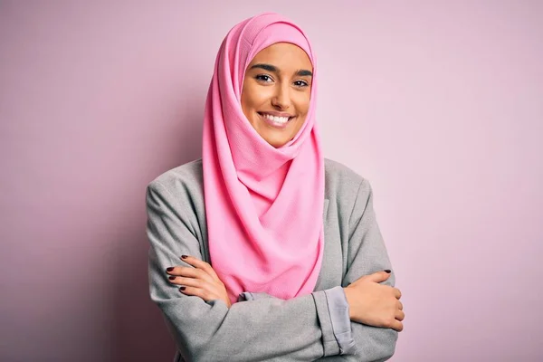 Jovem Mulher Negócios Bonita Morena Vestindo Hijab Muçulmano Rosa Jaqueta — Fotografia de Stock