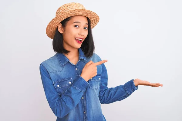 Junge Schöne Chinesische Frau Trägt Jeanshemd Und Hut Über Isoliertem — Stockfoto