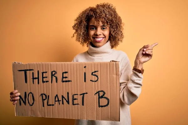 Activista Afroamericana Pidiendo Ambiente Sosteniendo Pancarta Con Mensaje Del Planeta — Foto de Stock