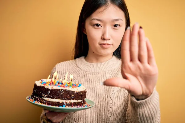 Jovem Asiática Segurando Bolo Aniversário Com Velas Queimando Sobre Amarelo — Fotografia de Stock