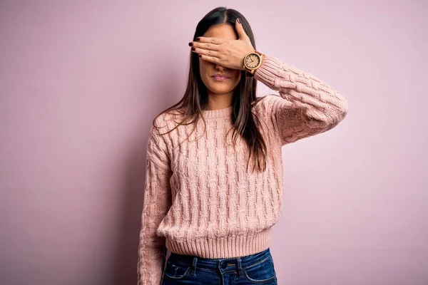 Młoda Piękna Brunetka Ubrana Luźny Sweter Odizolowanym Różowym Tle Pokrywającym — Zdjęcie stockowe
