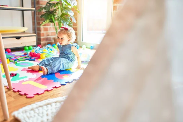 Schöne Kaukasische Säugling Spielt Mit Spielzeug Bunten Spielzimmer Fröhlich Und — Stockfoto