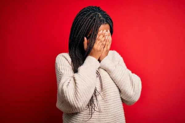 Молодая Африканская Американка Случайном Зимнем Свитере Красном Изолированном Фоне Грустным — стоковое фото