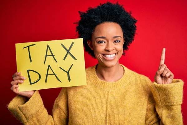 Jonge Afro Amerikaanse Afro Vrouw Met Krullend Haar Vasthouden Papier — Stockfoto