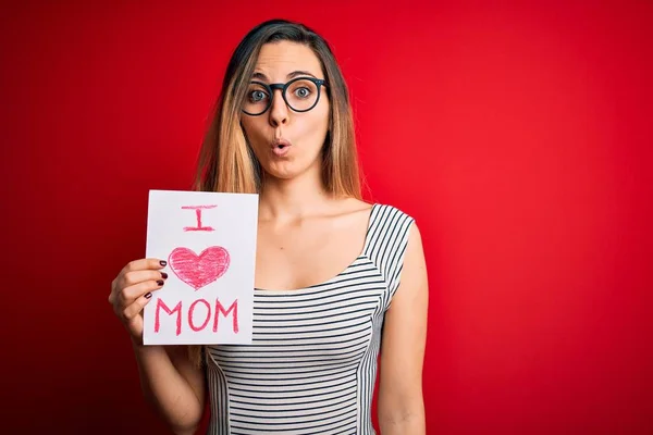 Joven Hermosa Mujer Sosteniendo Papel Con Mensaje Amor Mamá Celebrando — Foto de Stock