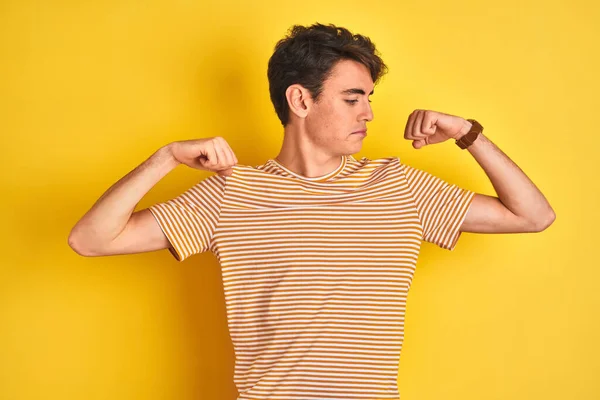 Niño Adolescente Con Camiseta Amarilla Sobre Fondo Aislado Mostrando Los — Foto de Stock