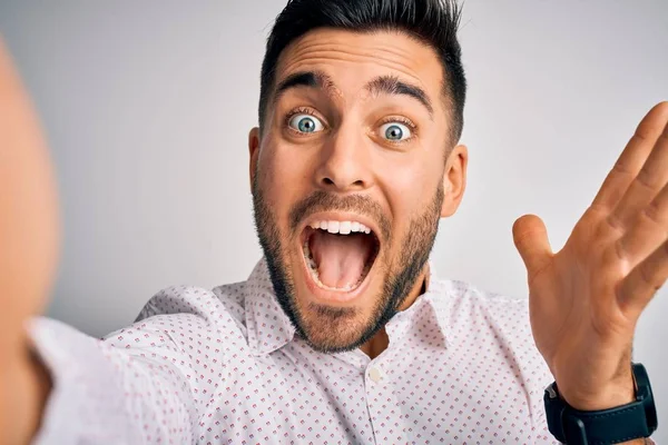 Joven Hombre Guapo Con Camisa Haciendo Selfie Por Cámara Sobre — Foto de Stock