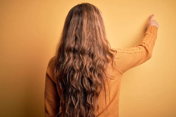 Ung Vacker Blond Kvinna Bär Casual Tröja Står Över Gul — Stockfoto