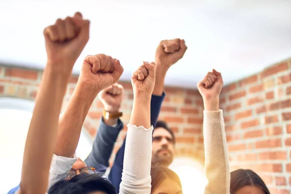 Gruppo Imprenditori Piedi Con Pugni Ufficio — Foto Stock