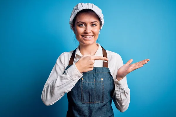 Junge Schöne Bäckerin Mit Blauen Augen Schürze Und Mütze Über — Stockfoto