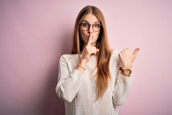 Joven Hermosa Pelirroja Vistiendo Suéter Casual Gafas Sobre Fondo Rosa — Foto de Stock