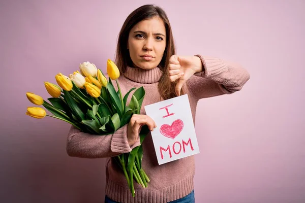 Belle Femme Tenant Papier Avec Amour Message Maman Tulipes Célébrant — Photo