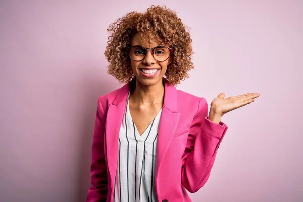 Jeune Femme Affaires Afro Américaine Portant Des Lunettes Debout Sur — Photo