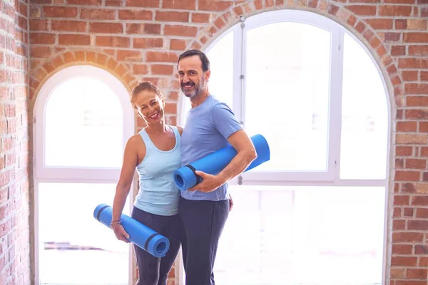 Edad Media Hermosa Pareja Deportiva Sonriendo Feliz Pie Con Sonrisa — Foto de Stock