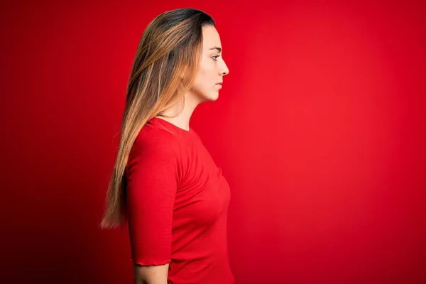 Jovem Mulher Loira Bonita Com Olhos Azuis Vestindo Shirt Casual — Fotografia de Stock