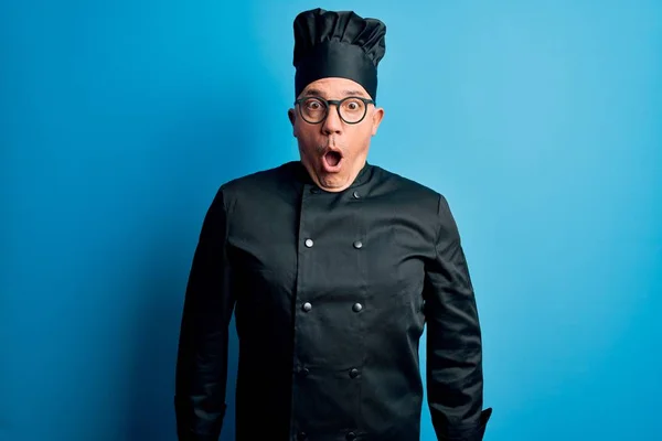 Hombre Guapo Cocinero Pelo Gris Mediana Edad Con Uniforme Cocina —  Fotos de Stock