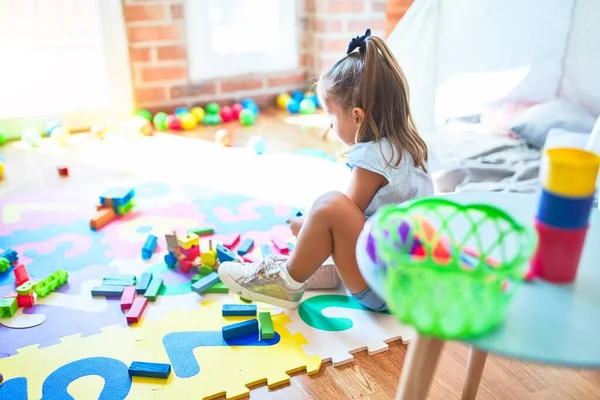 Joven Niña Rubia Hermosa Disfrutando Escuela Juego Con Juguetes Jardín —  Fotos de Stock