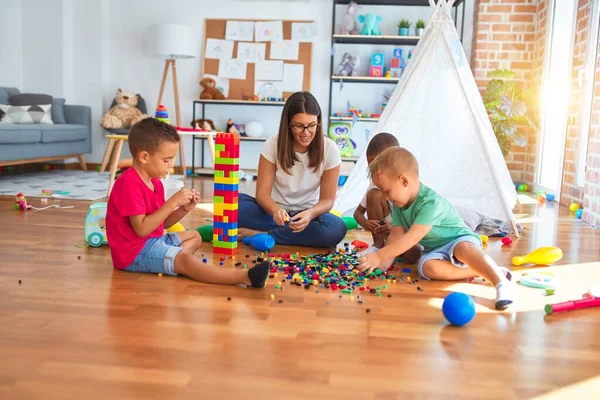 Ung Vacker Lärare Och Småbarn Leker Med Byggstenar Runt Massor — Stockfoto