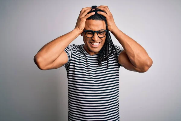 Jovem Afro Americano Bonito Com Dreadlocks Vestindo Camiseta Listrada Óculos — Fotografia de Stock