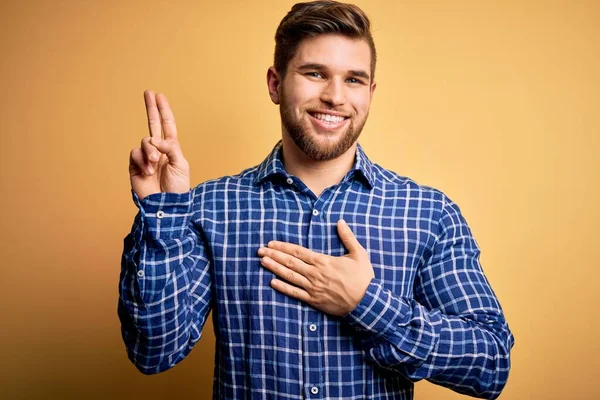 Jovem Empresário Loiro Com Barba Olhos Azuis Vestindo Camisa Sobre — Fotografia de Stock