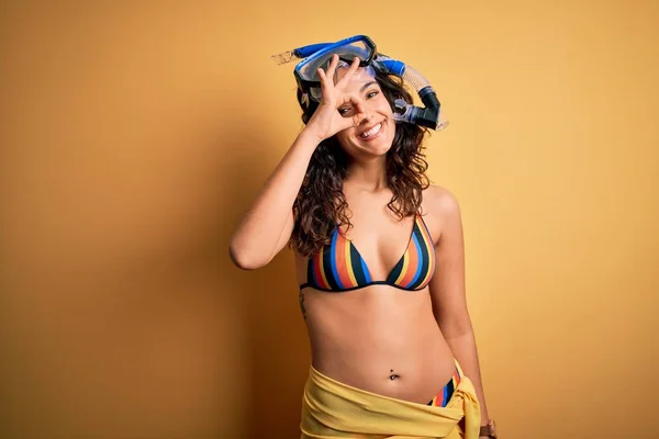 Fiatal Gyönyörű Göndör Haj Nyaralás Visel Bikini Búvárkodás Googles Csinál — Stock Fotó