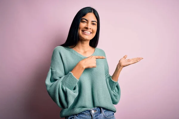 Junge Schöne Hispanische Modefrau Trägt Grünen Pullover Über Rosa Hintergrund — Stockfoto