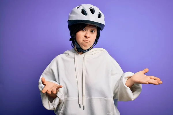 Young Síndrome Ciclista Mulher Vestindo Capacete Bicicleta Segurança Sobre Fundo — Fotografia de Stock