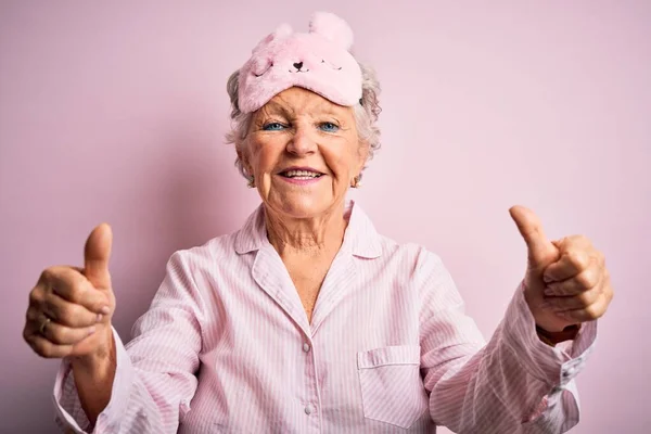 Mujer Hermosa Mayor Con Máscara Sueño Pijama Sobre Fondo Rosa —  Fotos de Stock