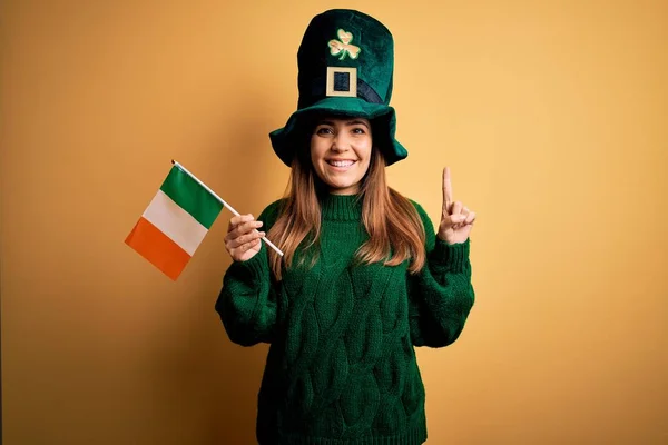 Красивая Женщина Зеленой Шляпе Ирландским Флагом День Святого Патрика Удивлена — стоковое фото